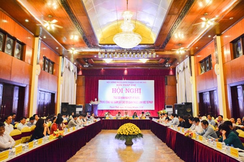 Các đại biểu lắng nghe tham luận
