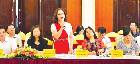 Phó Trưởng ban Pháp chế HĐND quận Hà Đông, Hà Nội Lương Huệ Minh phát biểu tại Hội nghị Trao đổi kinh nghiệm, kỹ năng trong công tác giám sát các cơ quan thuộc lĩnh vực tư pháp Ảnh: Bảo Trâm