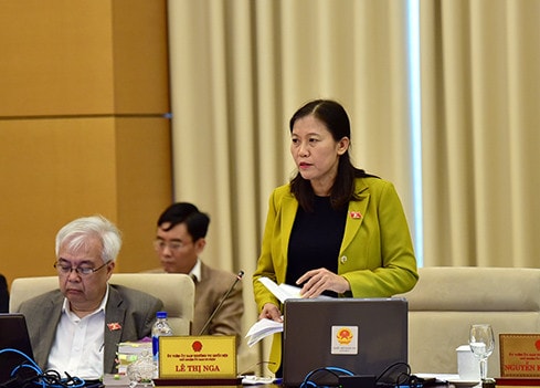Ủy viên Trung ương Đảng, Chủ nhiệm Ủy ban Tư pháp Lê Thị Nga trình bày báo cáo thẩm tra dự án Luật Ảnh: Quang Khánh