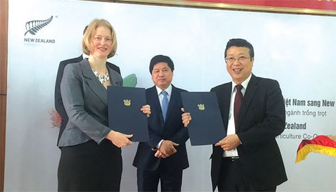 Đại sứ New Zealand tại Việt Nam Wendy Matthews và Cục trưởng Cục Bảo vệ thực vật Hoàng Trung trao bản ký kết Kế hoạch Xuất khẩu chôm chôm từ Việt Nam sang New Zealand