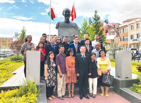 Phó Chủ tịch Quốc hội Phùng Quốc Hiển với bà con gốc Việt Madagascar bên Tượng đài Bác Hồ ở Thủ đô Antananarivo