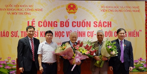 Đại diện Ủy ban Khoa học, Công nghệ và Môi trường , Viện Ứng dụng Công nghệ tặng hoa cho ban biên tập cuốn sách