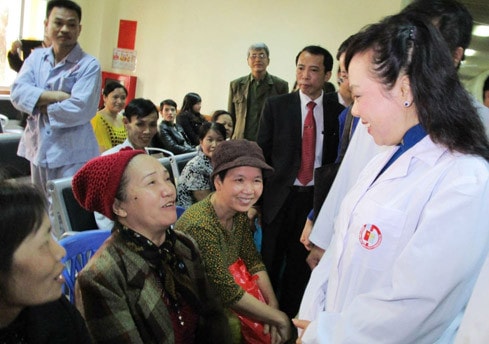 Bộ trưởng Bộ Y tế Nguyễn Thị Kim Tiến thăm hỏi, trò chuyện với bệnh nhân trong một lần thị sát tại một cơ sở y tế ở Quảng Ninh