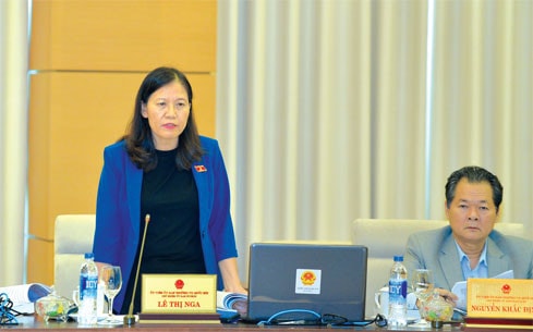 Ủy viên Trung ương Đảng, Chủ nhiệm Ủy ban Tư pháp Lê Thị Nga phát biểu tại phiên họp Ảnh: Quang Khánh