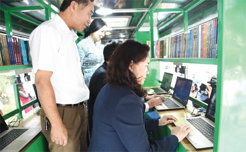 Xe thư viện đa phương tiện lưu động được trao tặng 8 thư viện tỉnh sáng 18.4 Ảnh: Ng. Phương
