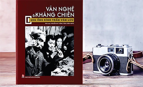 Bìa cuốn “Văn nghệ và kháng chiến qua ống kính Trần Văn Lưu”