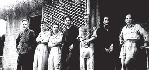 Bức ảnh chụp 7 văn nghệ sĩ đứng dưới mái hiên trụ sở Hội Văn nghệ năm 1949 của Trần Văn Lưu