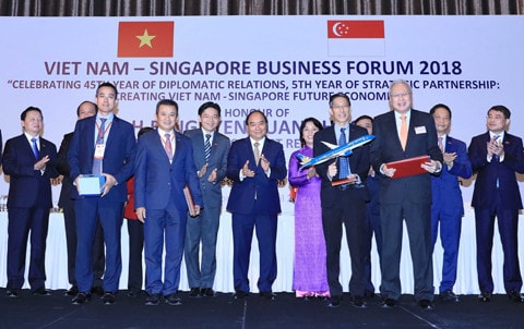 Thủ tướng Nguyễn Xuân Phúc chứng kiến VietNam Airline và ST Aerospace lập liên doanh sửa chữa máy bay