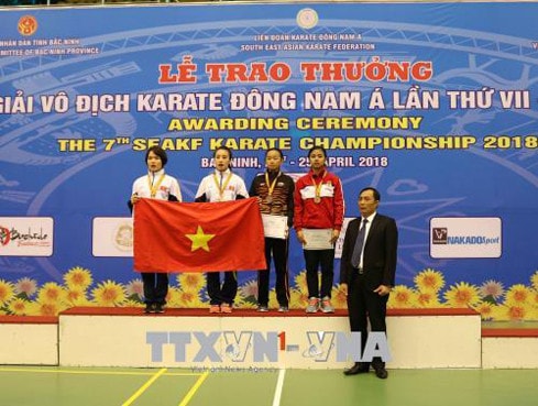 Ban tổ chức trao huy chương cho các vận động viên