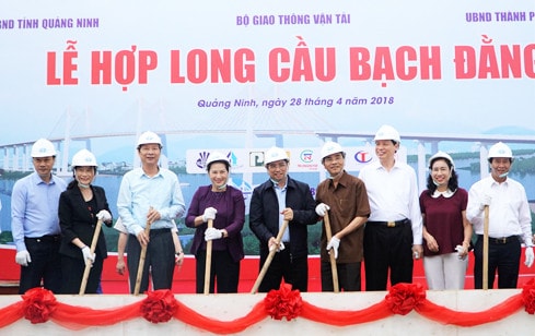 Chủ tịch Quốc hội Nguyễn Thị Kim Ngân tiến hành nghi lễ hợp long cầu Bạch Đằng 6. (Ảnh: Phạm Thúy)