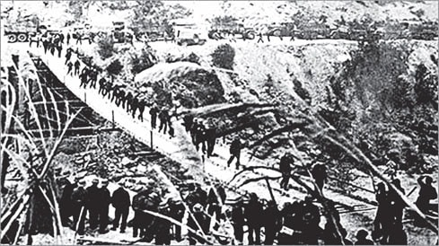 Đoàn xe vận tải và quân đội ta trong chiến dịch Hồ Chí Minh 1975 trên đường Trường Sơn Ảnh: TL