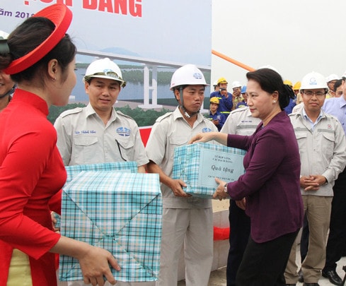 Chủ tịch Quốc hội Nguyễn Thị Kim Ngân dự Lễ hợp long cầu Bạch Đằng ảnh 4