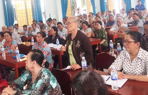 Cử tri phát biểu vể các vấn đề cử tri quan tâm hiện nay