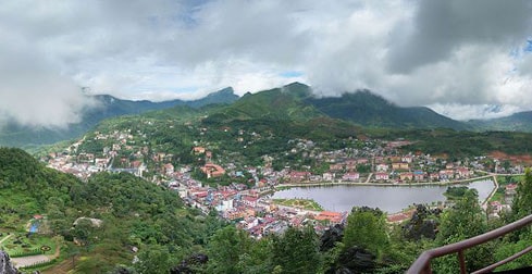Một góc thị trấn Sa Pa nhìn từ núi Hàm Rồng
