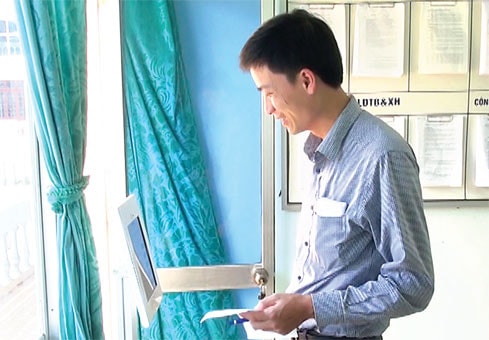 Người dân đang chấm điểm sau khi làm thủ tục hành chính ở Văn phòng một cửa huyện Đắkrông