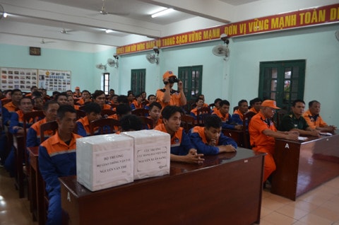 Lãnh đạo Bộ Giao thông Vận tải và Cục Hàng hải đã tặng quà thăm hỏi động viên các thuyền viên sau khi vượt qua cơ hoạn nạn trên biển