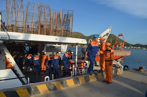 Niềm vui vỡ òa của các thuyền viên tàu QNa 91468 TS khi được tàu SAR 412 đưa vào bờ an toàn