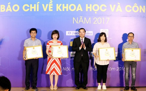 Bộ trưởng Bộ Khoa học và Công nghệ Chu Ngọc Anh chụp ảnh với các tác giả đạt giải Nhất