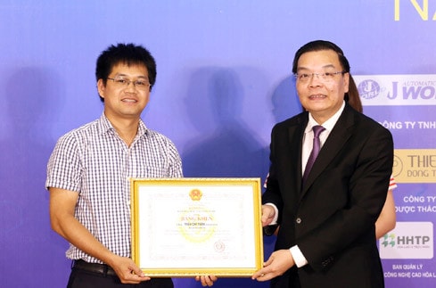 Bộ trưởng Bộ Khoa học và Công nghệ Chu Ngọc Anh trao giải Nhất cho Nhà báo Trần Chí Tuấn, Báo Đại biểu Nhân dân.