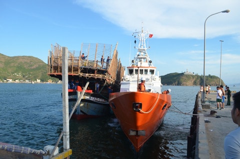 Tàu cá QNa 91468 TS được tàu SAR -412 lai dắt đưa vào cập bờ an toàn
