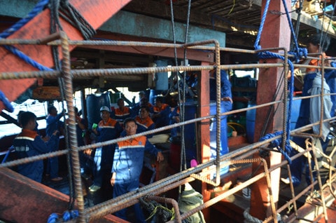 Các thuyền viên trên tàu QNa 91468 TS