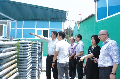 Lãnh đạo Công ty Hidumi giới thiệu quy trình sản xuất tảo với Ban Quản lý Dự án FIRST và Ngân hàng Thế giới