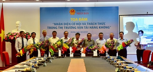 Tổng biên tập Báo Đại biểu Nhân dân Đỗ Chí Nghĩa tặng hoa các khách mời tham gia Tọa đàm