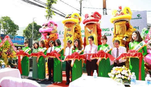 Các đại biểu cắt băng khai trương chi nhánh Vietcombank Bắc Gia Lai