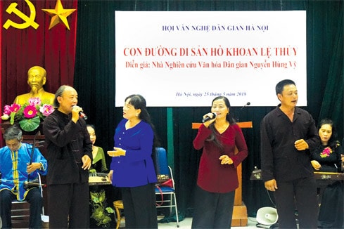 Nghệ nhân CLB Hò khoan Lệ Thủy giới thiệu các tiết mục đặc sắc tại Hà Nội Ảnh: T. Minh