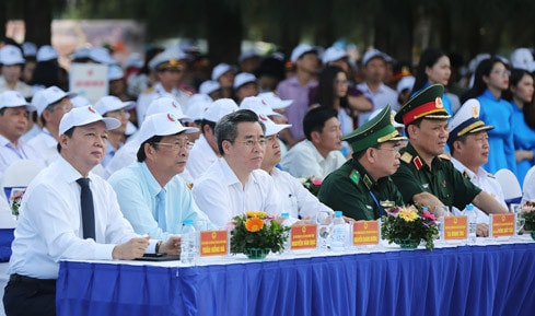 Các đại biểu tham dự buổi lễ