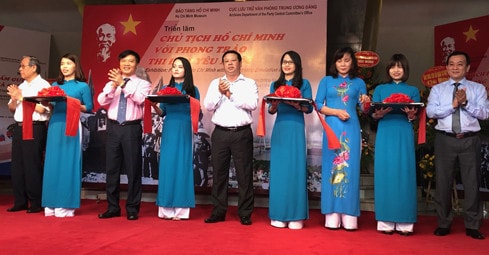 Cắt băng khai mạc triển lãm