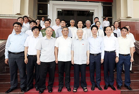 Tổng Bí thư Nguyễn Phú Trọng với các đại biểu và cử tri quận Thanh Xuân Ảnh: Trí Dũng