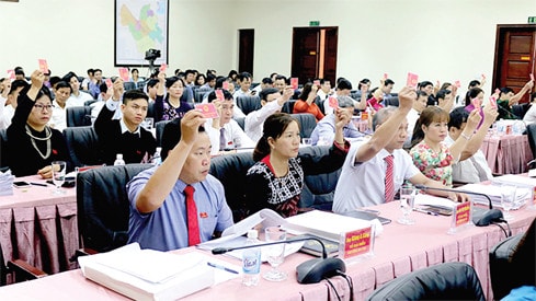 Các đại biểu biểu quyết thông qua nghị quyết của Kỳ họp thứ 7, HĐND tỉnh Lào Cai Khóa XV Ảnh: Quỳnh Hương