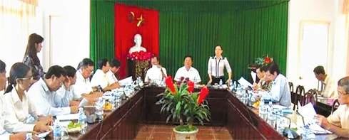 Tổ đại biểu HĐND tỉnh Sóc Trăng đơn vị huyện Cù Lao Dung thảo luận, đóng góp nội dung kỳ họp HĐND tỉnh cuối năm 2017 Ảnh: Lê Nga