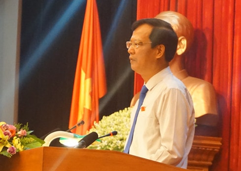 Phó Bí thư Tỉnh ủy, Chủ tịch UBND tỉnh Phạm Minh Huấn trình bày báo cáo kết quả thực hiện nhiệm vụ phát triển KT - XH 6 tháng đầu năm Ảnh: Huyền Loan