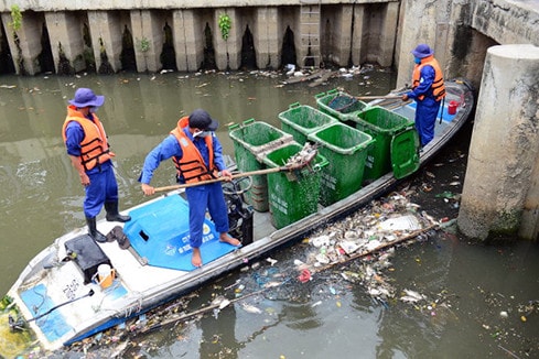 Công nhân môi trường vớt rác trên sông Nhiêu Lộc, Thị Nghè Nguồn: ITN