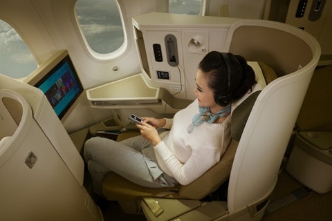 Hành khách được tận hưởng dịch vụ giải trí ở khoang hạng thương gia Vietnam Airline