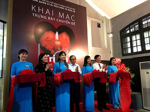 Cắt băng khai mạc trưng bày chuyên đề