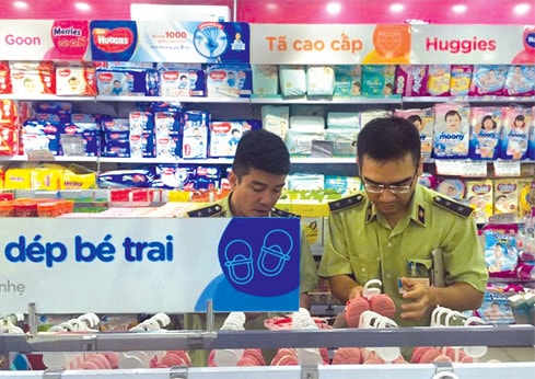 Lực lượng quản lý thị trường kiểm tra sản phẩm của siêu thị Con Cưng Nguồn: Báo Lao động