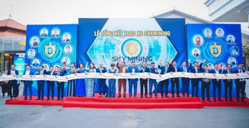 Một buổi lễ trao xe ô tô cho đại lý của Sky Mining Nguồn: ITN