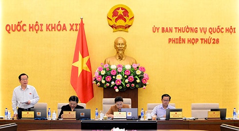 Phó Chủ tịch Quốc hội Phùng Quốc Hiển điều hành Phiên họp sáng 9.8 Ảnh: Quang Khánh