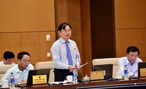 Chủ nhiệm Ủy ban Khoa học, Công nghệ và Môi trường Phan Xuân Dũng trình bày Báo cáo một số vấn đề lớn trong tiếp thu, chỉnh lý dự thảo Luật Trồng trọt Ảnh: Quang Khánh