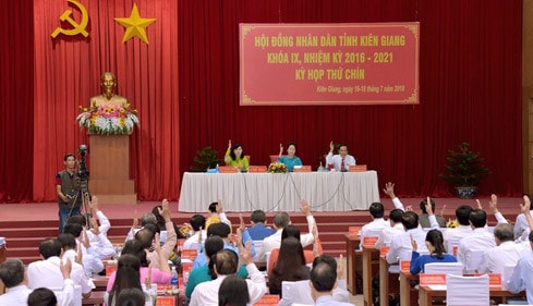 Biểu quyết thông qua các nghị quyết tại Kỳ họp thứ 9, HĐND tỉnh Kiên Giang Khóa IX Ảnh: Tây Hồ