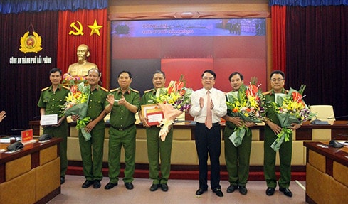 Lãnh đạo UBND thành phố và Lãnh đạo Công an thành phố trao tặng bằng khen và trao thưởng cho Ban Chuyên án 718M