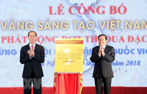 Chủ tịch Nước Trần Đại Quang và Chủ tịch Ủy ban Trung ương Mặt trận Tổ quốc Việt Nam Trần Thanh Mẫn kéo băng khai trương công bố phát hành Sách vàng Sáng tạo Việt Nam năm 2018. (Ảnh nguồn: TTXVN)