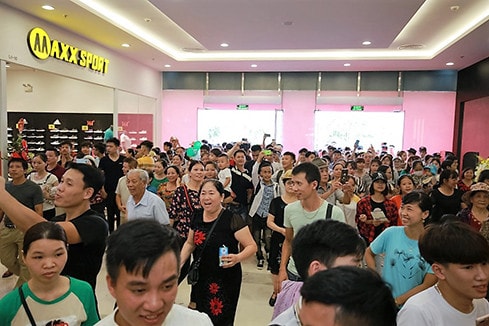 Hàng nghìn người dân Bắc Ninh háo hức trải nghiệm Vincom Plaza Lý Thái Tổ ngay sau giờ khai trương