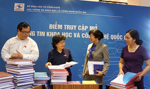 Các đại biểu thăm Điểm truy cập mở thông tin KH - CN quốc gia