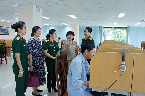 Đến Thư viện Quân đội, bạn đọc có thể tra cứu thông tin trên mạng internet, mạng Misten của Bộ Quốc phòng và mạng LAN. Tài liệu điện tử tại Thư viện hiện nay là hơn 100.000 trang