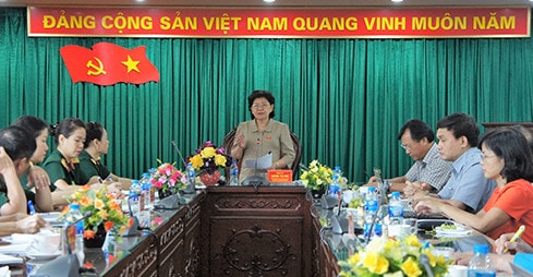 Phó Chủ nhiệm Ủy ban Văn hóa, Giáo dục, TN, TN và NĐ Hoàng Thị Hoa đánh giá cao khi Thư viện Quân đội được quan tâm đầu tư, quy mô lớn, phục vụ đông bạn đọc
