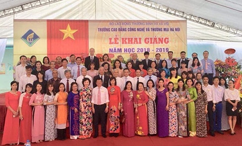 Tập thể lãnh đạo nhà trường trong ngày khai giảng năm học mới